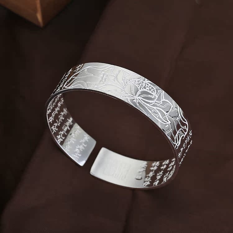 银饰批发新风尚 999纯银经文手镯，女性市场的璀璨商机